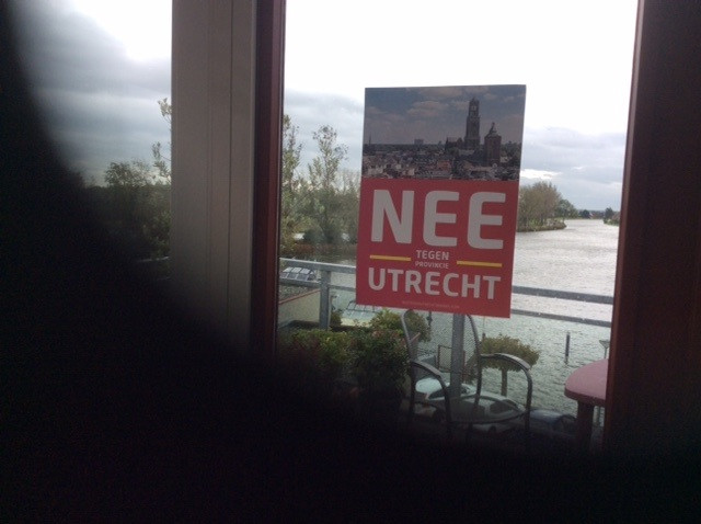 In Meerkerk en Lexmond hangen inwoners posters voor de ramen als protest tegen indeling bij de provincie Utrecht.