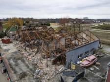 Afgebrande loodsen Huizersdijk Zevenbergen verkocht, nieuwe eigenaar begint 2 juni met sanering