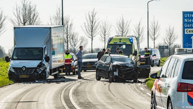 Auto botst frontaal met bestelbus in Houten: één gewonde