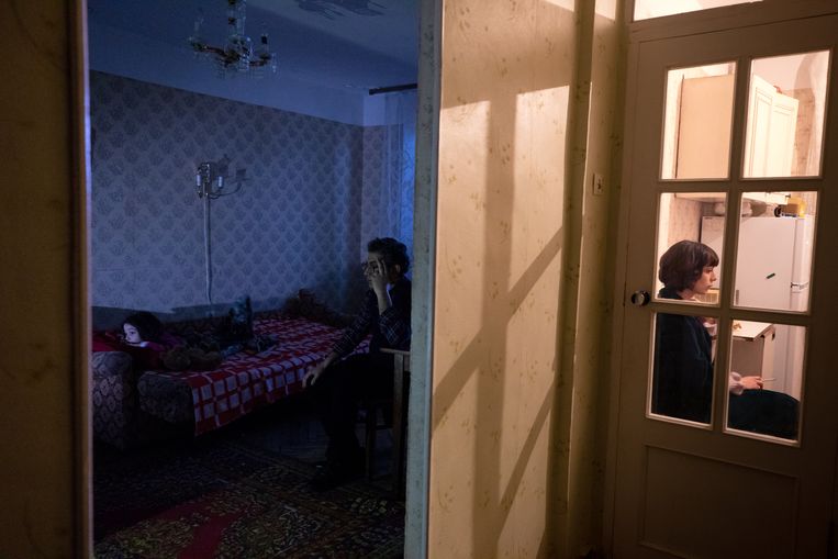 Markosian trok naar Yerevan om er in haar ouderlijke woning te gaan filmen. De acteurs op de foto dragen kleren die daadwerkelijk van haar ouders waren. 
‘My Parents Together’, 2019. Beeld Diane Markosian