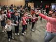 Onder meer Alice en Josefien (vooraan in wit en roze) leefden zich uit met de kinderdisco.
