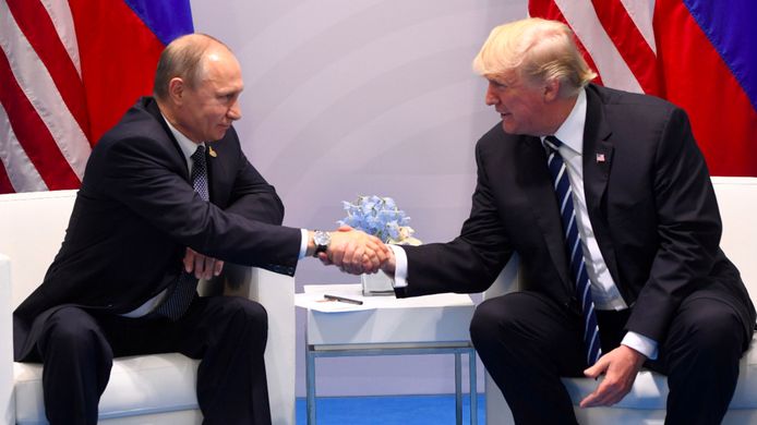 De eerste officiële handdruk van Donald Trump en Vladimir Poetin