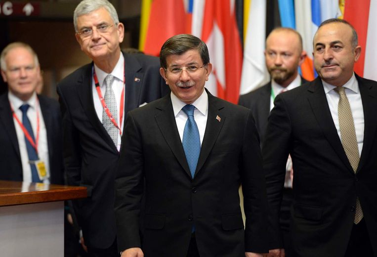De Turkse president Davutoglu (m) tijdens de migratietop in Brussel. Beeld afp