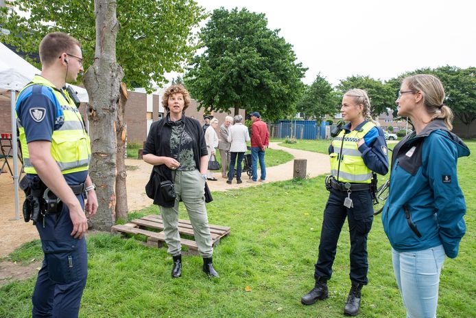 Wat gaat goed, wat kan beter? Buurtbewoners praten mee over veiligheid.