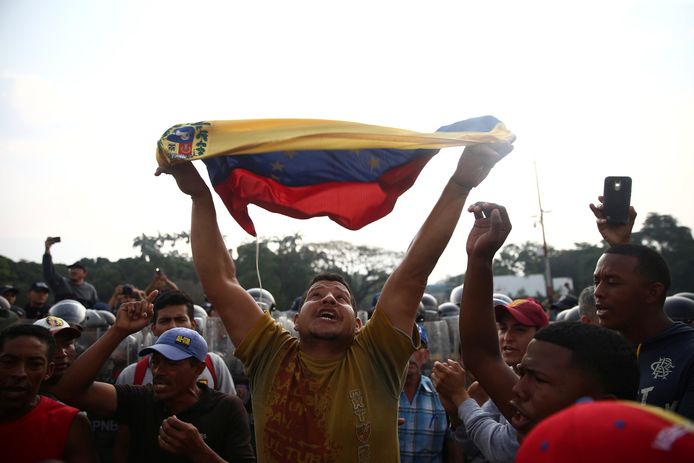 Demonstranten op de grens met Colombia