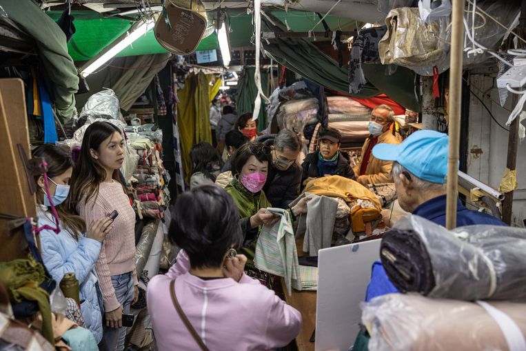 Het is ook druk op een markt in Hongkong. Beeld ANP / EPA