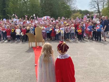 Un jeune couple royal offre des glaces pour tous les élèves d'une école
