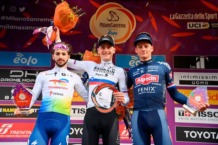 Het podium van Milaan-San Remo, met van links naar rechts: Anthony Turgis, Matej Mohoric en Mathieu van der Poel.