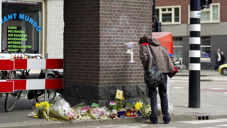 Op het Amsterdamse Mercatorplein liggen een week na het ongeluk bloemen op de plek waar 25 maart cabaretiere Floor van der Wal (26) werd doodgereden door een auto. © anp Beeld 