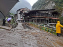 De straten van Aguas Calientes, bij de toeristische trekpleister Machu Picchu, liggen door overstromingen vol met stenen en modder.