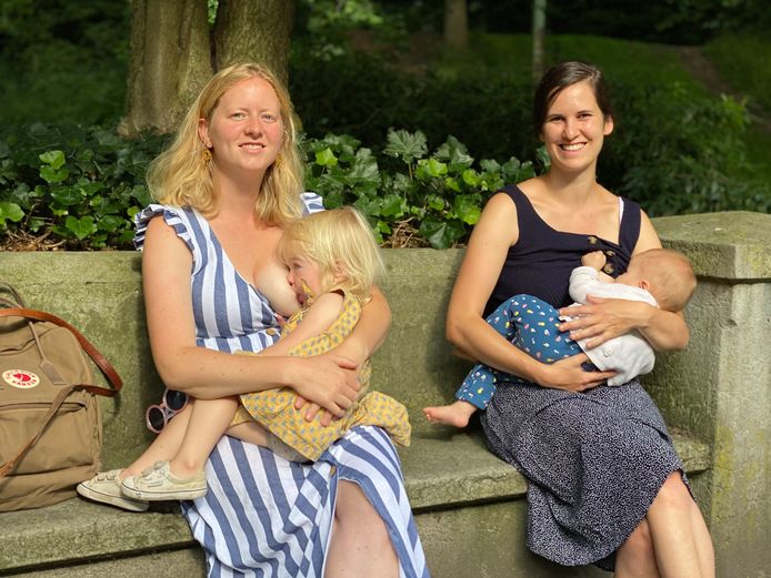 Hanna Troch met dochter Aurora aan de borst, en schoonzus Lisa Roosen met dochter Anna.