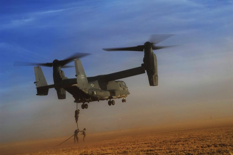 Amerikaanse commando's van de 10th Special Forces Group oefenen in New Mexico hoe ze vanuit een Osprey-heli moeten worden gedropt. Beeld US Air Force