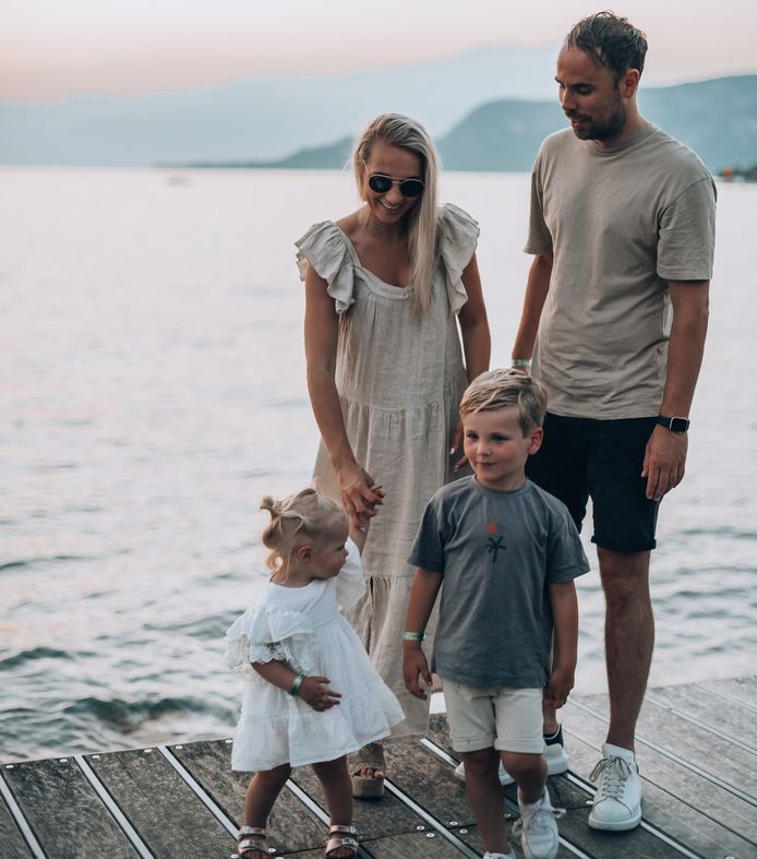 Lisette met haar verloofde Mike en hun kinderen Scotti en Elli in Italië.