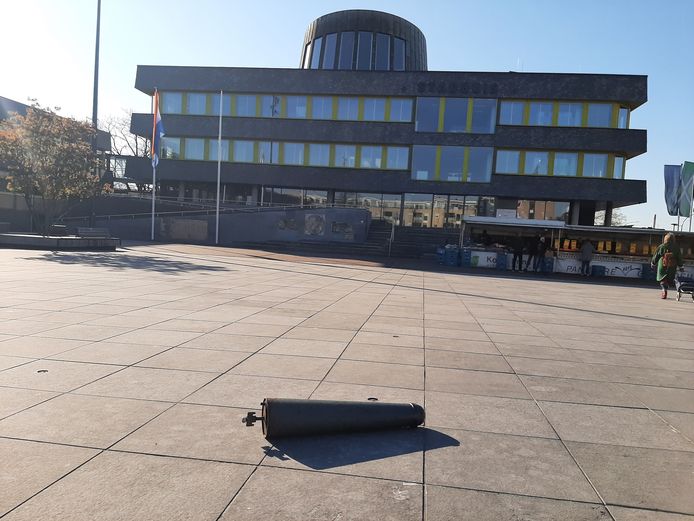 Een uit het wegdek gerukt Amsterdammertje ligt midden op het Raadhuisplein voor het stadhuis.