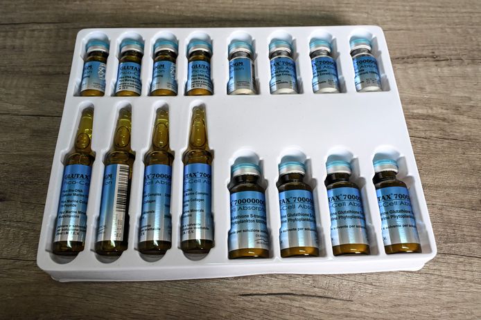 Des ampoules de produit injectable dont la composition échappe à tout contrôle, vendues pour éclaircir la peau, à Abidjan le 13 décembre 2023