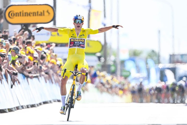 Van Aert fladdert naar wint in Calais. Beeld Photo News