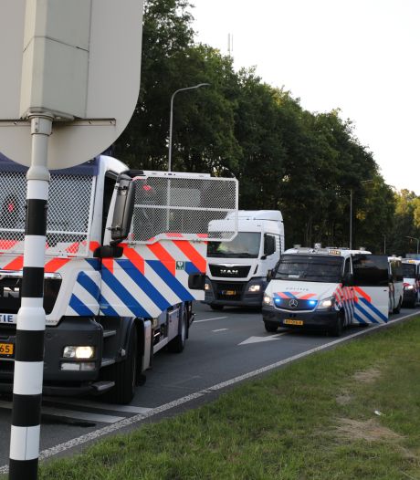 Boeren onderweg naar bureau Apeldoorn voor bevrijdingsactie, afrit A1 afgesloten door politie