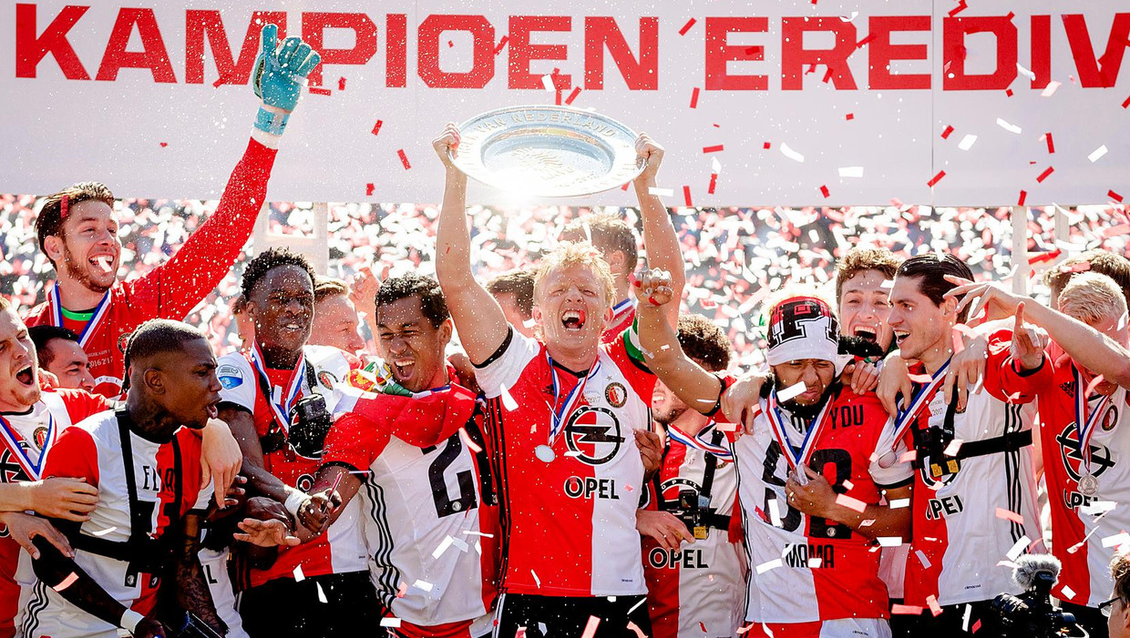 Spelers van Feyenoord met de kampioensschaal. Beeld anp