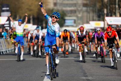 KOERS KORT. Kaden Groves wint in Ronde van Catalonië - Vlaamse renners (nog) niet happig op ‘dropper post’