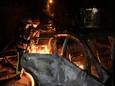 De hulpdiensten blussen een in brand gevlogen auto in Kiev na Russische drone-aanvallen afgelopen nacht.
