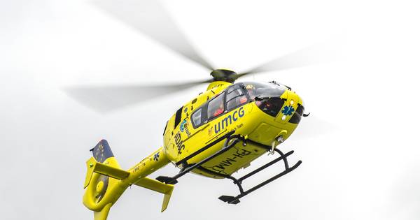 Bestuurder rijdt op boom in Diessen en zit tijd bekneld in auto