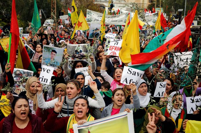 Koerdische demonstranten protesteren tegen de militaire operatie in Afrin