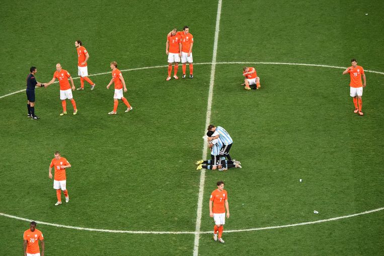 10 juli 2014: Oranje baalt na de uitschakeling op het WK in Brazilië, de Argentijnen vieren feest.  Beeld AFP