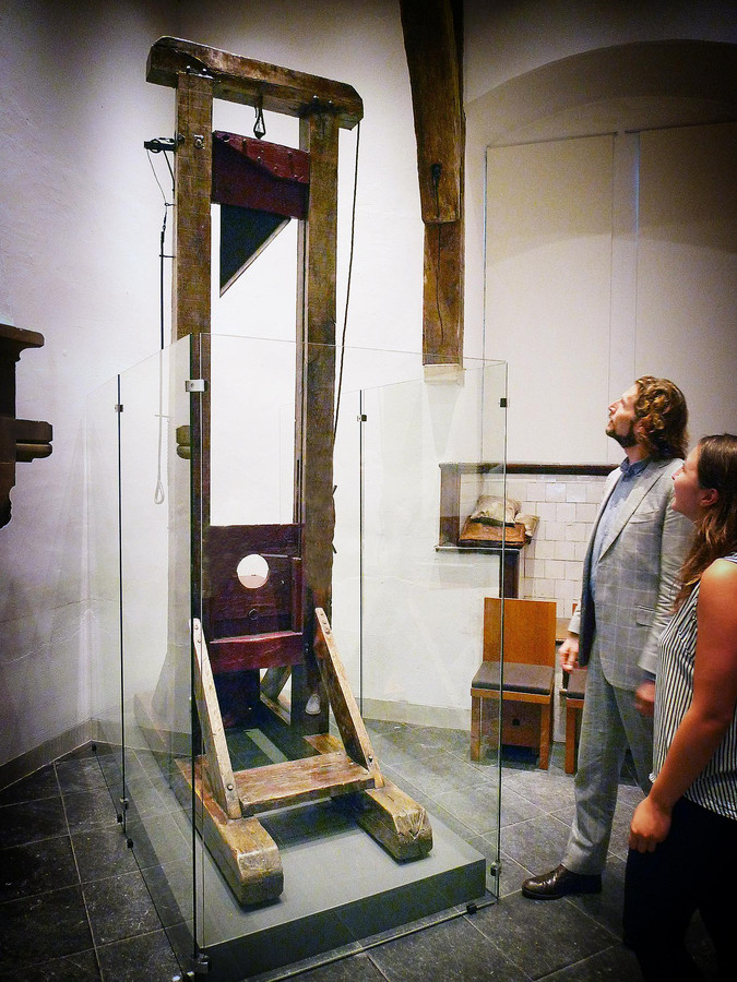 Eindelijk een guillotine in Den Haag, mét bloed Foto AD.nl