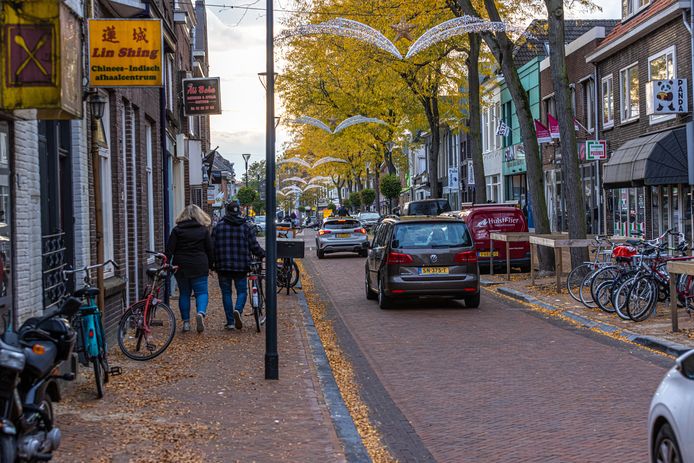 De politie gaat vaker controleren in de Thomas a Kempisstraat.