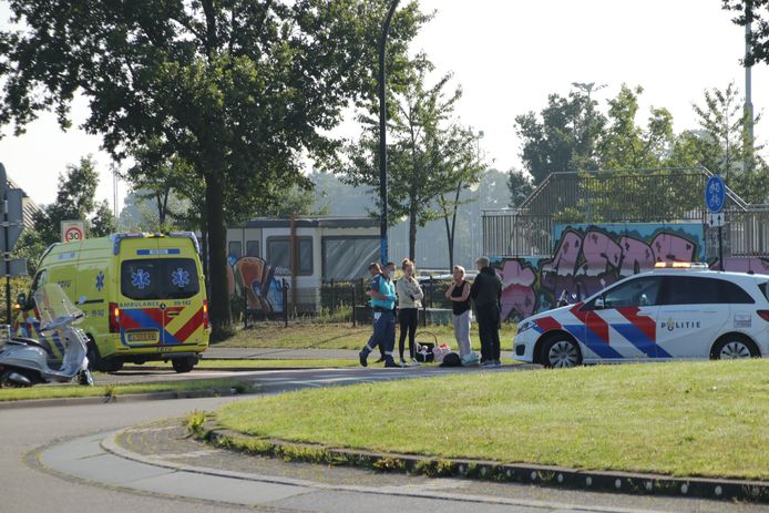 Hulpdiensten bij rotonde 13, waar een scooterrijder botste met een auto.