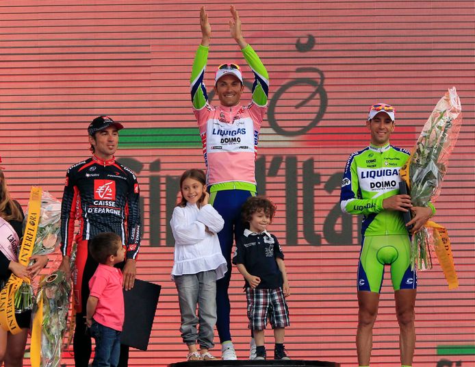 Basso wint de Giro van 2010. Hij wordt geflankeerd door David Arroyo (l) en Vincenzo Nibali (r).