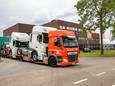 Alsnog klaar voor aflevering. Een aantal DAF-vrachtwagens - inclusief versnellingsbak met chips - verlaat het terrein van transportbedrijf De Rooy in Son.