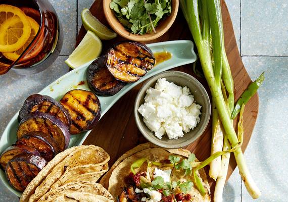 Dat wordt smullen: gegrilde aubergine met chipotle en feta