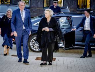 Prinses Beatrix verschijnt met pols in het gips bij prijsuitreiking