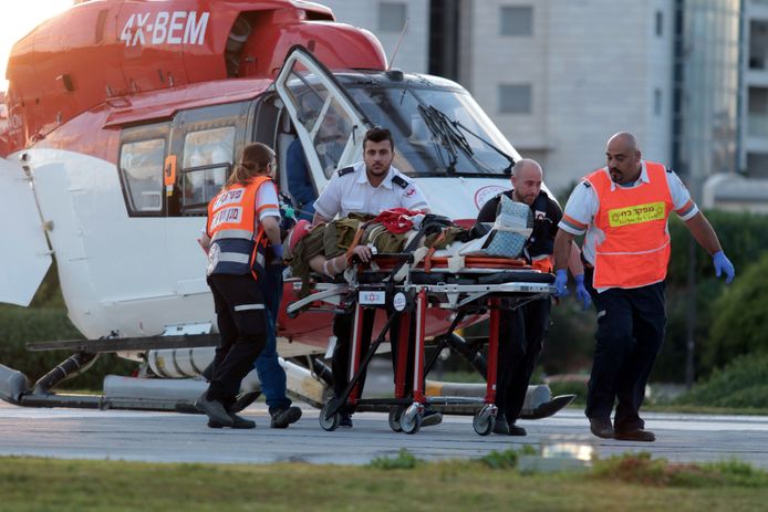 Een Israëlische soldaat werd met een helikopter naar het ziekenhuis gebracht.