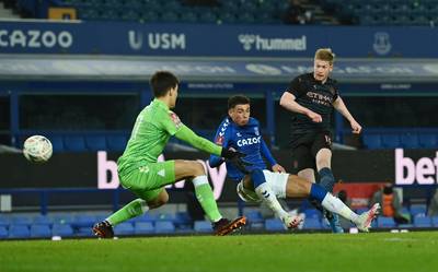 Invaller De Bruyne gidst City met doelpunt voorbij Everton naar halve finale FA Cup