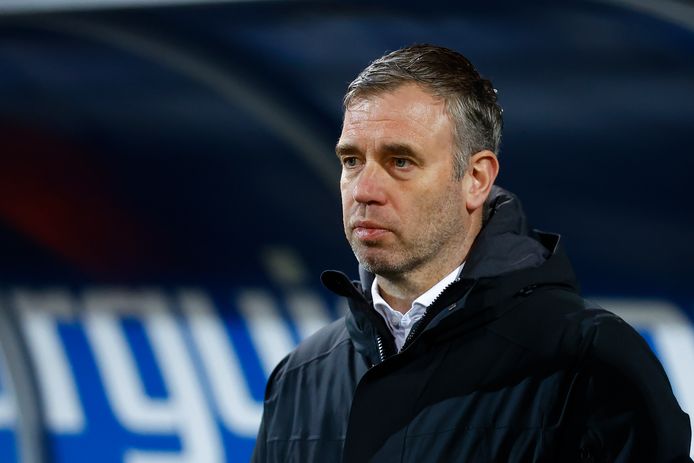 René Hake langs de lijn in Leeuwarden, waar GA Eagles zondag met 4-1 verloor van Cambuur.