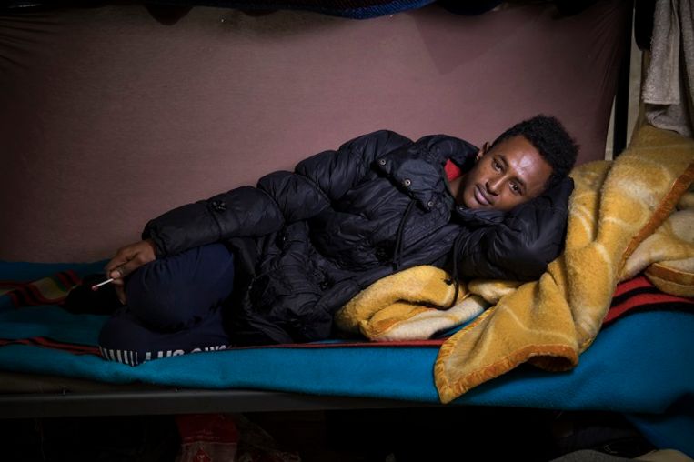 Boqor Moha Daa Uud Axmed, 17. Boqor was 15 toen hij in zijn eentje op pad ging vanuit Somalië. Hij is inmiddels 1,5 jaar onderweg. De Libië route is te gevaarlijk geworden, daarom reist hij via deze kant. Beeld 