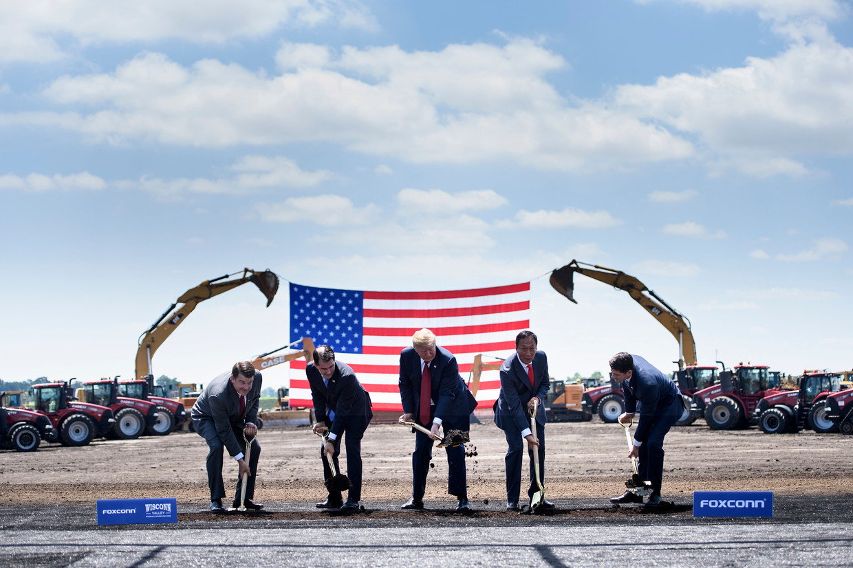 President Donald Trump (midden) geflankeerd door gouverneur Scott Walker (links) van Wisconsin en Foxconn-directeur Terry Gou (rechts) bij de bouw van een nieuwe Foxconnfabriek. 