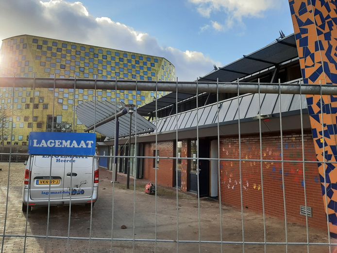 Sloopbedrijf Lagemaat uit Heerde heeft de hekken al geplaatst rondom de oude Rabobank aan De Spinde in Hardenberg.