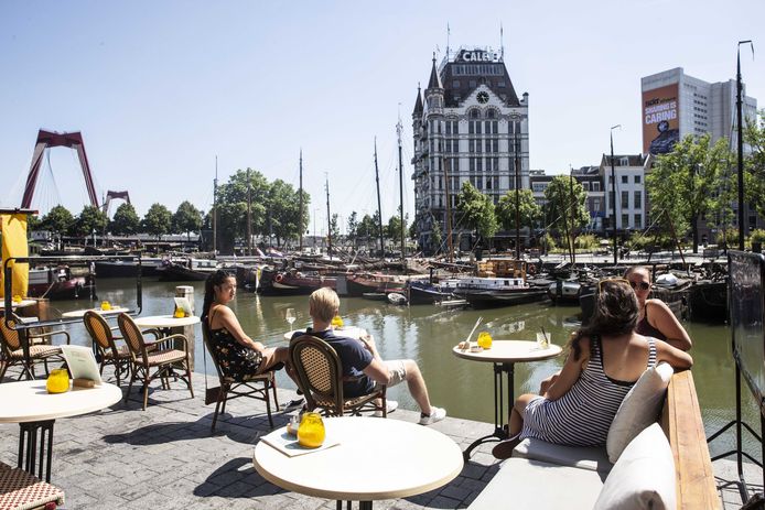 Gasten op een terras in Rotterdam tijdens mooi weer.