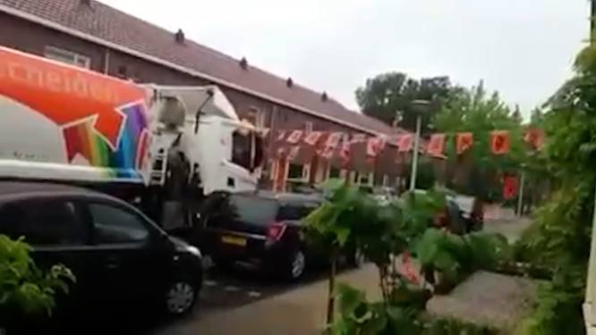 Vuilniswagen sloopt oranjeversiering in Nederland: ‘Leidinggevende zei: doorrijden maar!”