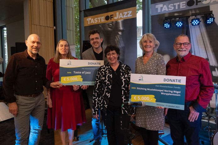 Van links naar rechts: Wim Thijssen (Taste of Jazz), Ineke Berends (nicht van het echtpaar Kloosterboer), Arjan Stam (Taste of Jazz), Ingrid van Bergenhenegouwen (Stichting Wesselings- van Breemen), Anita van Lochem en John Vos (Muziekkoepel Nering Bögel Worpplantsoen).