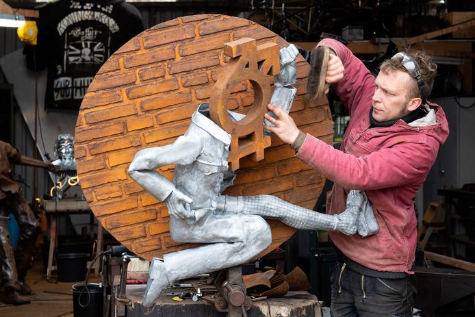 Kunstenaar Niels van Bunningen bezig met een van de grote metalen beelden voor De Groene Lijn in Nijmegen. ,,Nijmegen herbergt veel historische verhalen en ik vind het leuk om die uit te pluizen.”
