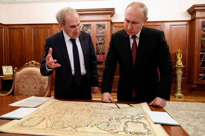 Vladimir Poetin bespreekt de curieuze Franse kaart met Valery Zorkin, de voorzitter van het Russische Grondwettelijk Hof.