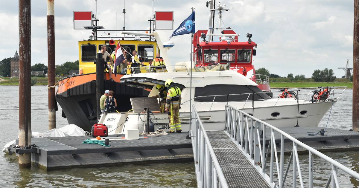 Jacht loopt vol water op de Waal, blusboot en brandweer schieten te hulp