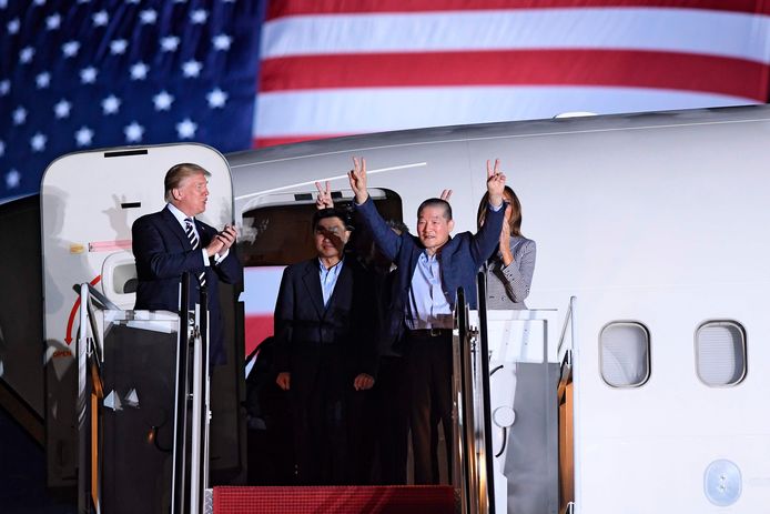 Donald Trump applaudiseert voor de door Noord-Korea vrijgelaten Amerikaan Kim Dong-chul.