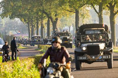 Terug naar 1944 met ronkende motoren: bevrijdingsroute herbeleefd met historische legervoertuigen