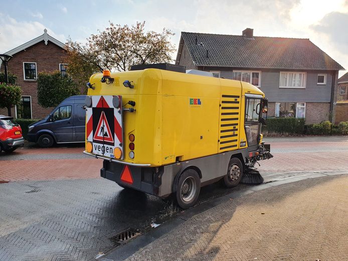 De gemeente zal het wegdek verder reinigen.