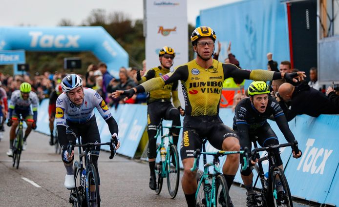 Groenewegen wint, op de achtergrond juicht ook ploeggenoot Teunissen (vierde).